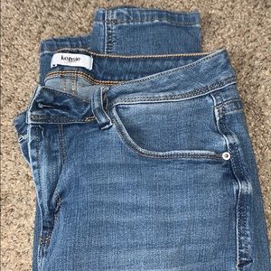 Light wash Kensie stretchy skinny jeans.